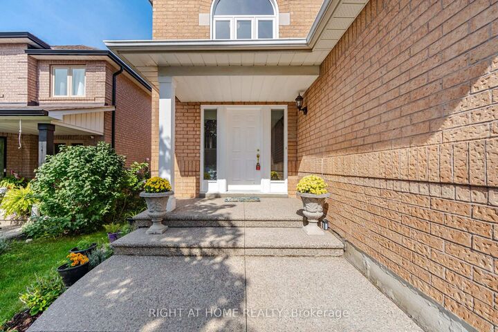 Property Photo:  975 Mantle Crescent  ON L5V 2G3 
