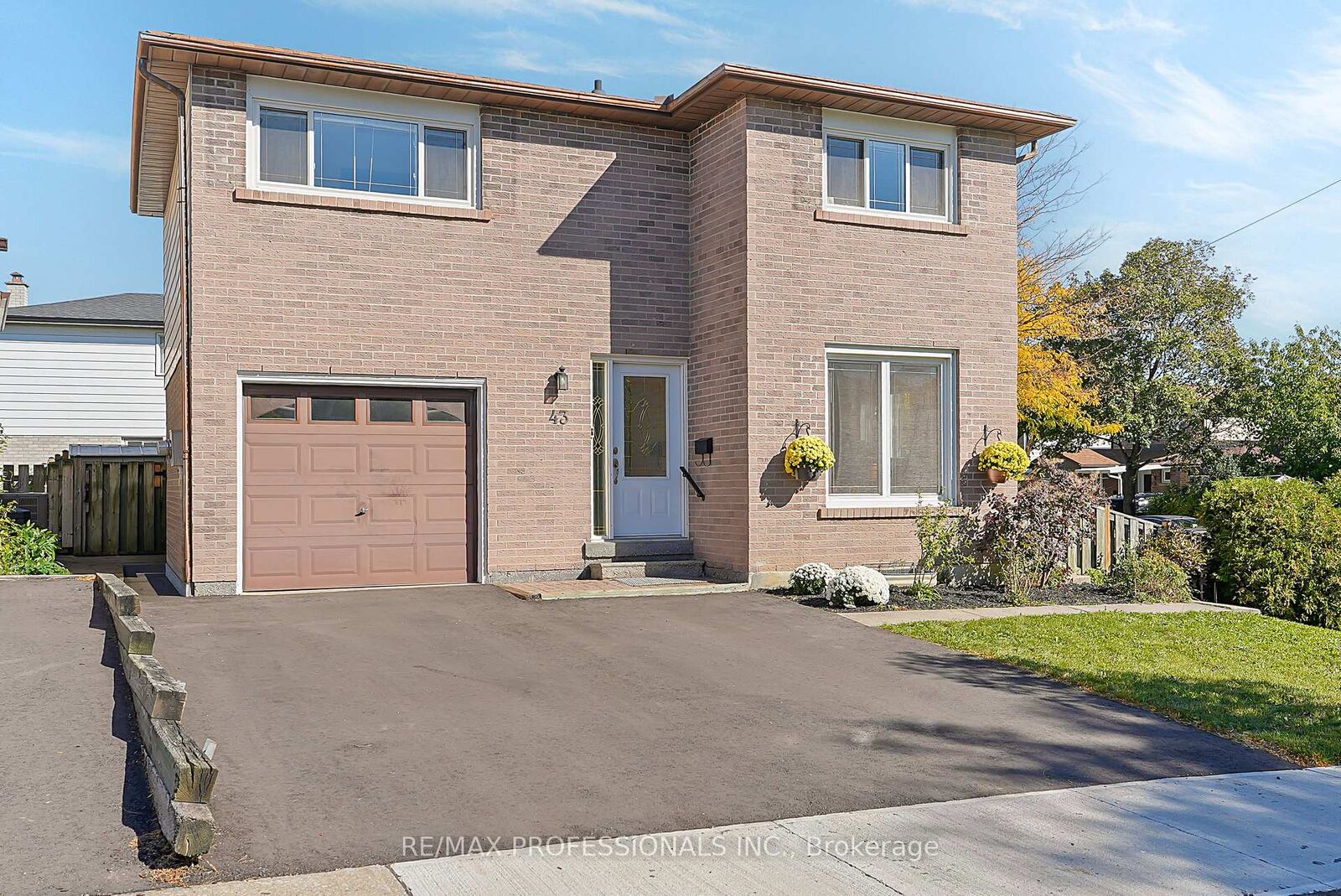 Photo de la propriété:  43 Franca Crescent  ON M9V 4T8 