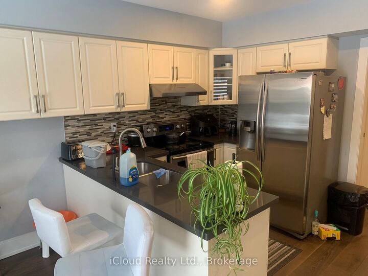 Property Photo: 878 Blyleven Boulevard ON L5V 2J3