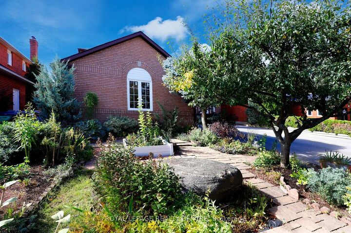 Property Photo:  5680 Oldcastle Crescent  ON L5M 4X5 