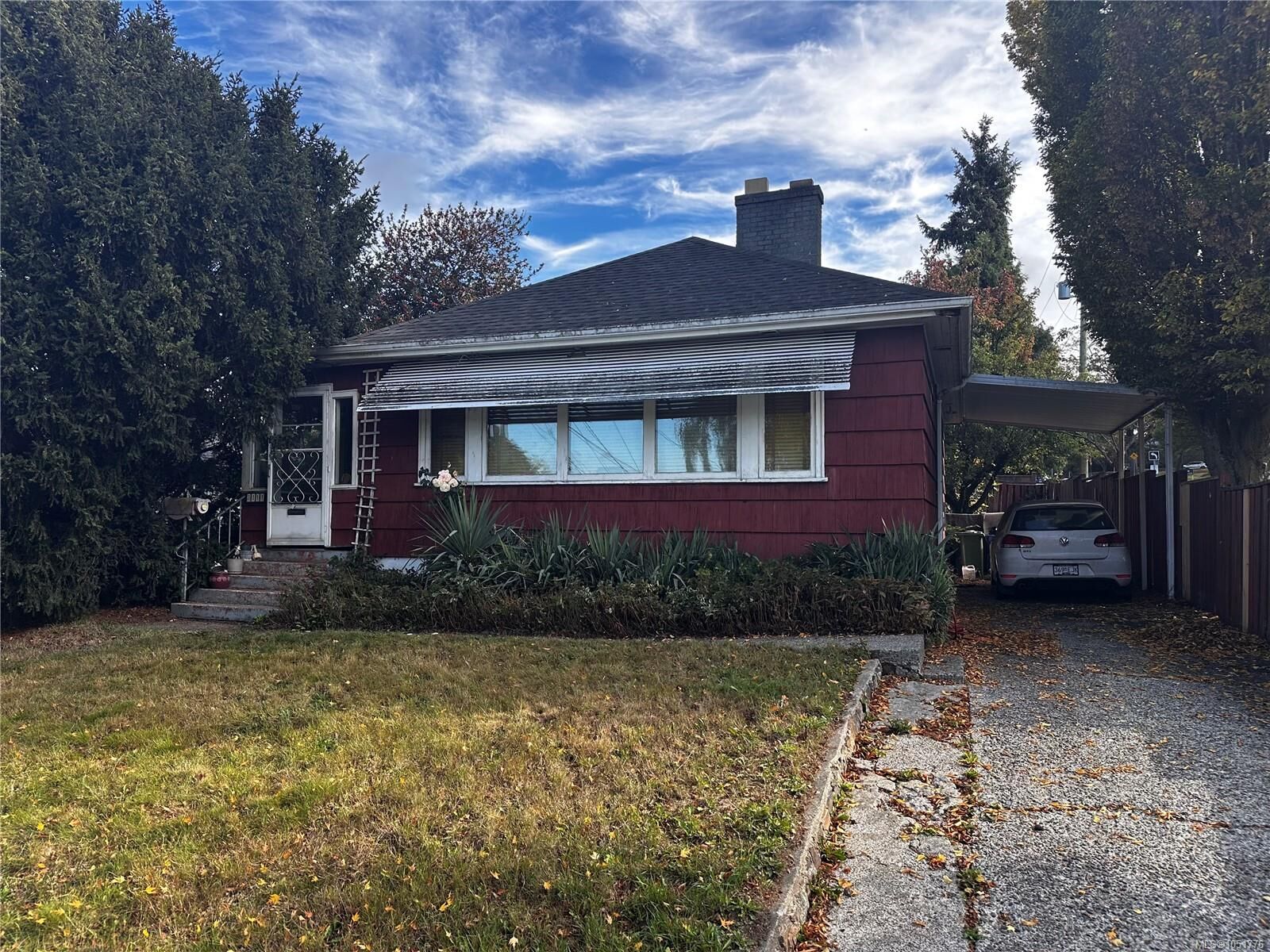 Property Photo: 3111 Rutledge St BC V8X 1N3