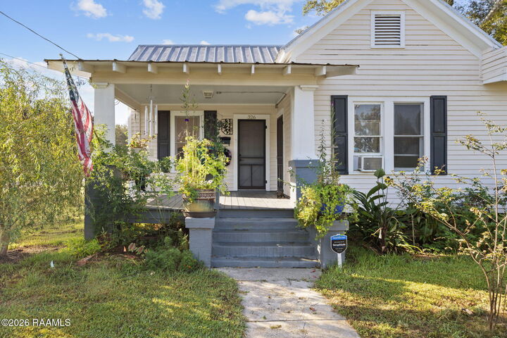 Property Photo: 326 E Oak Street LA 70526