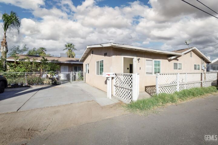 Property Photo:  818 11th Street  CA 93304 