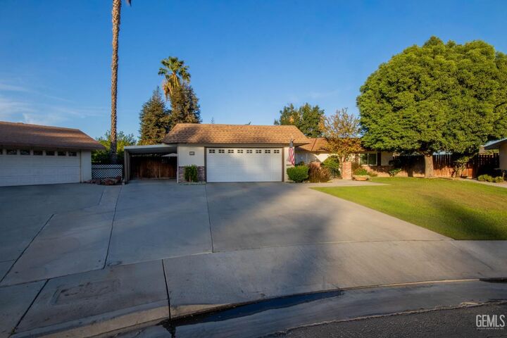 Property Photo: 104 River Oaks Drive CA 93309