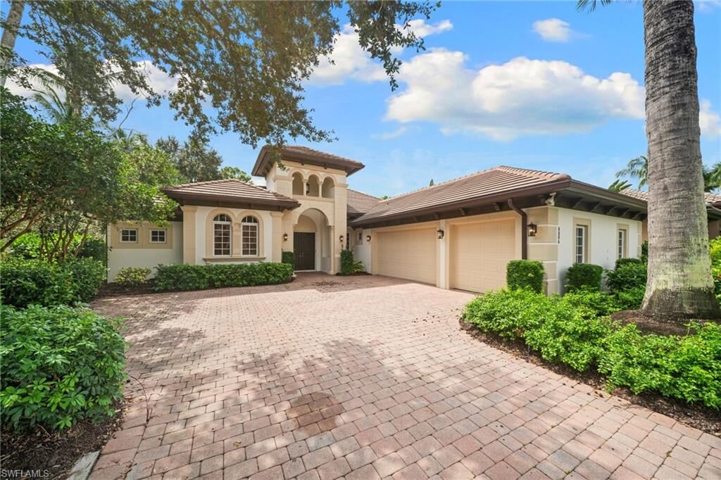Property Photo: 8886 Shenendoah Cir FL 34113