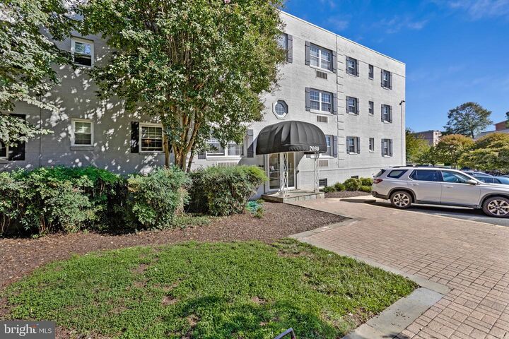 Property Photo: 2030 N Vermont Street 303 VA 22207