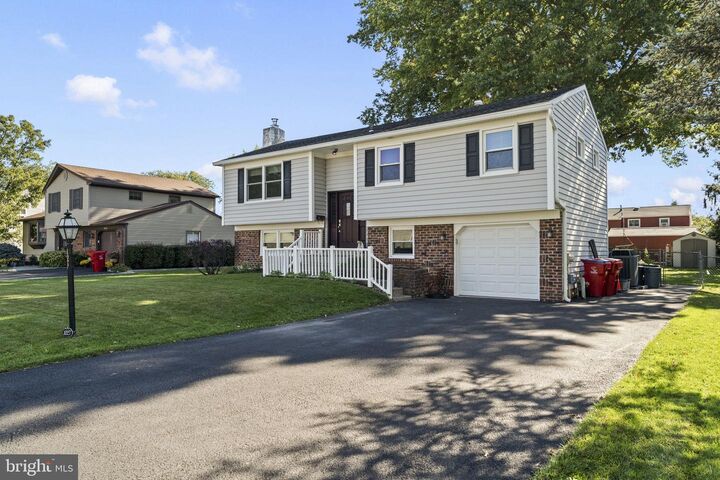 Property Photo: 1027 Oakwood Drive PA 18974