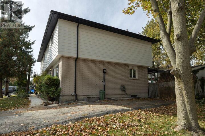Property Photo: 4 Glamis Court ON L9C 6B3
