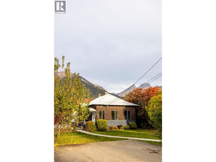 Property Photo:  761 4th Avenue  BC V0B 1M0 
