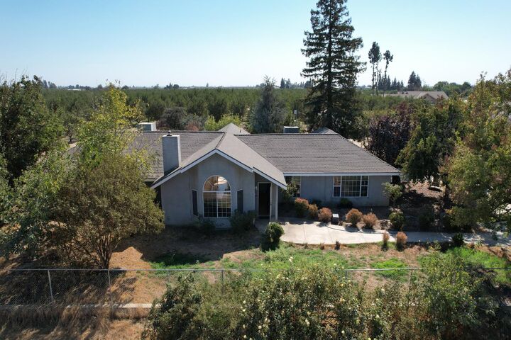 Property Photo: 897 W Lincoln Avenue CA 93706