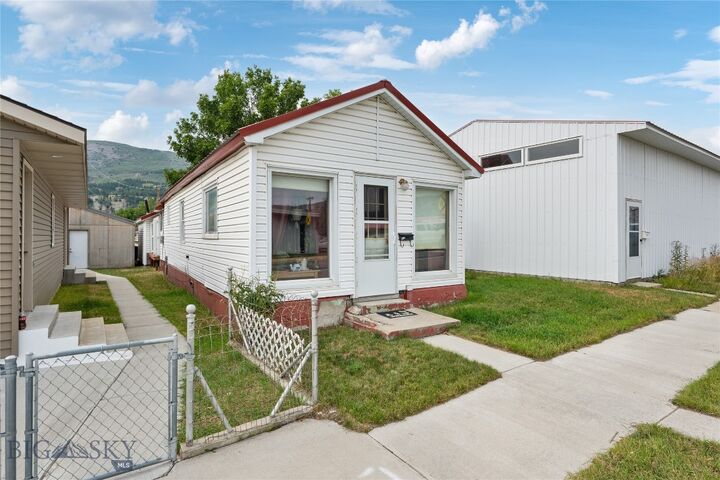 Property Photo:  