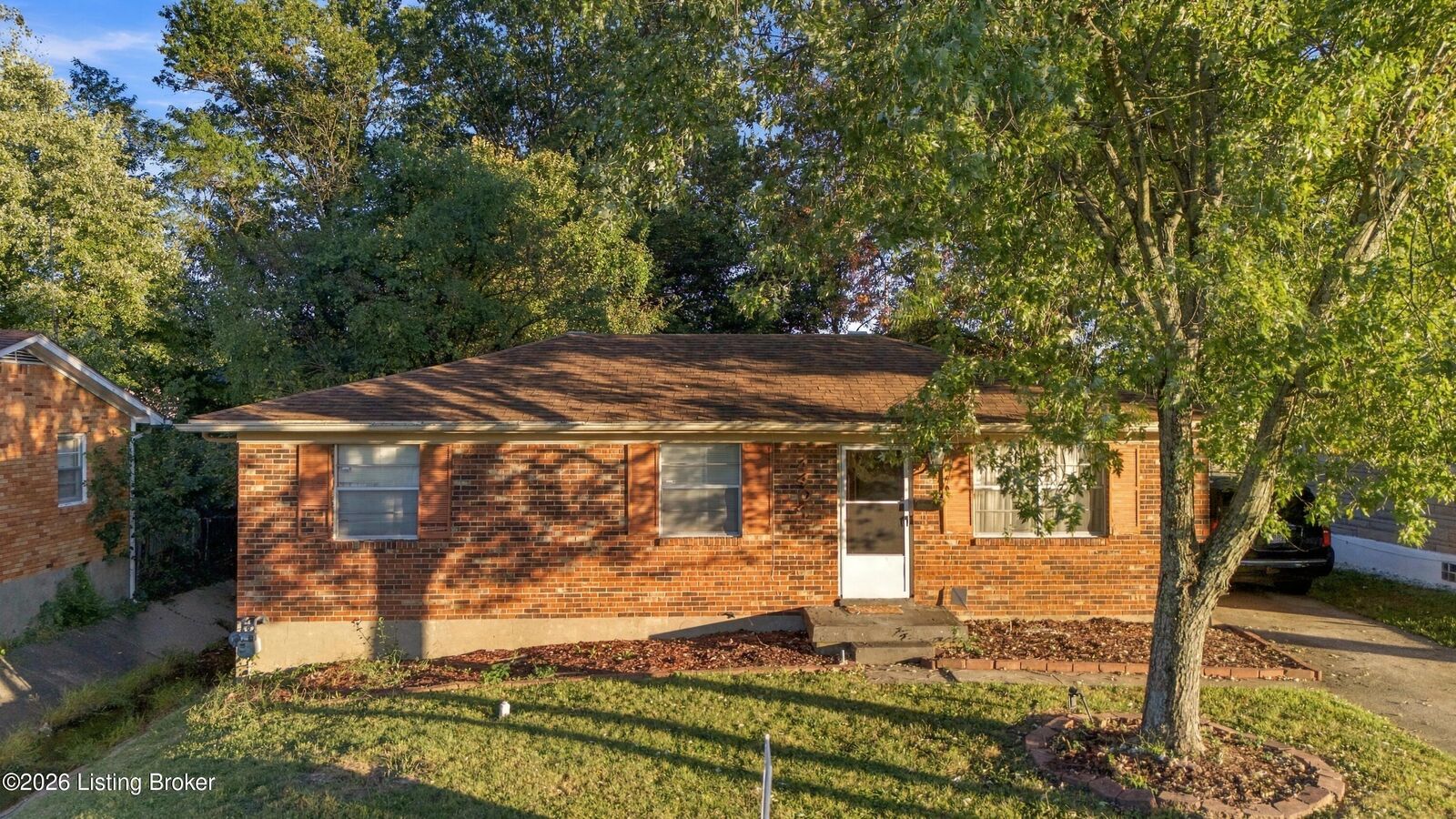 Property Photo: 4407 Broadleaf Dr KY 40216