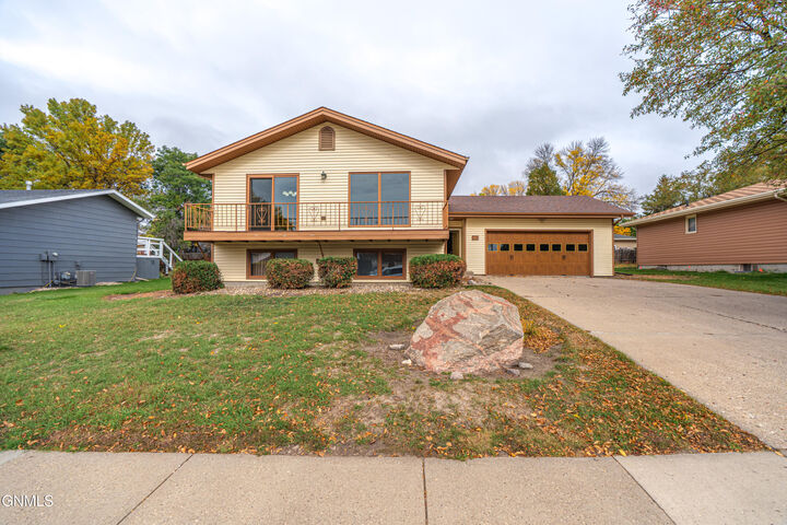 Property Photo:  618 Interstate Avenue W  ND 58503 