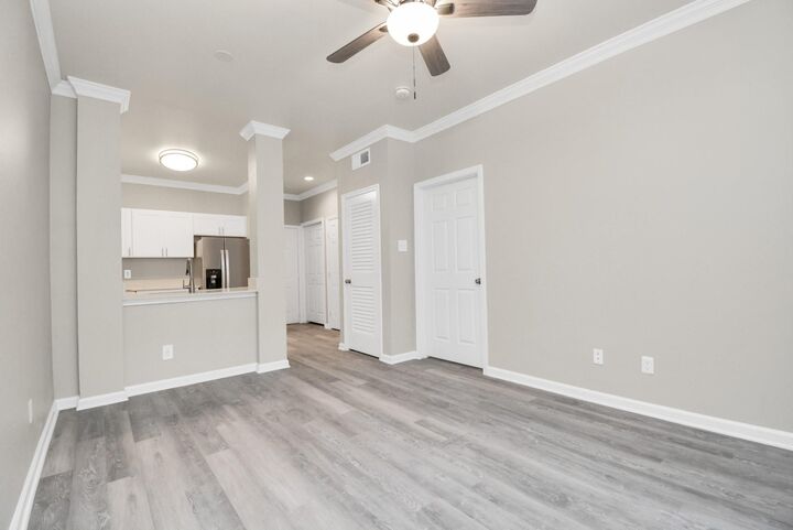 Property Photo:  2222 Maroneal Street 0622  TX 77030 