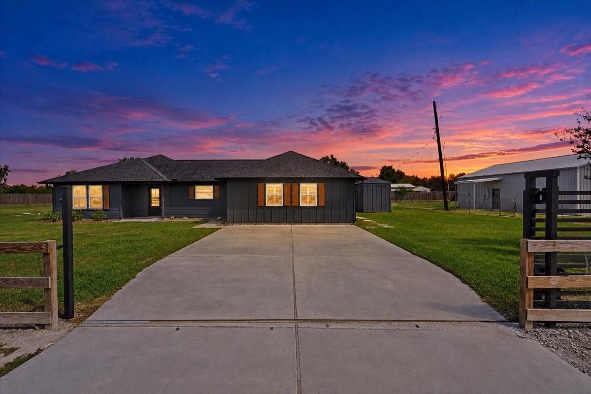 Property Photo: 7811 County Road 168 TX 77511