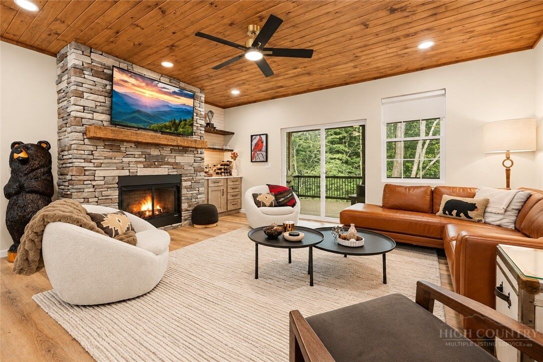 Property Photo:  107 Greenbriar Road  NC 28604 