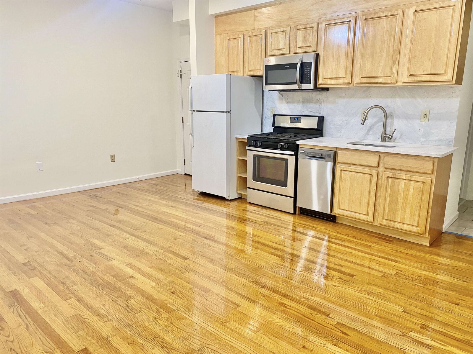 Property Photo:  327 Central Ave 2R  NJ 07307 