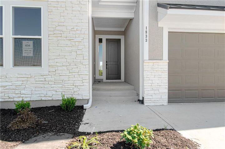 Property Photo: 1833 SW Arbor Park Drive MO 64082