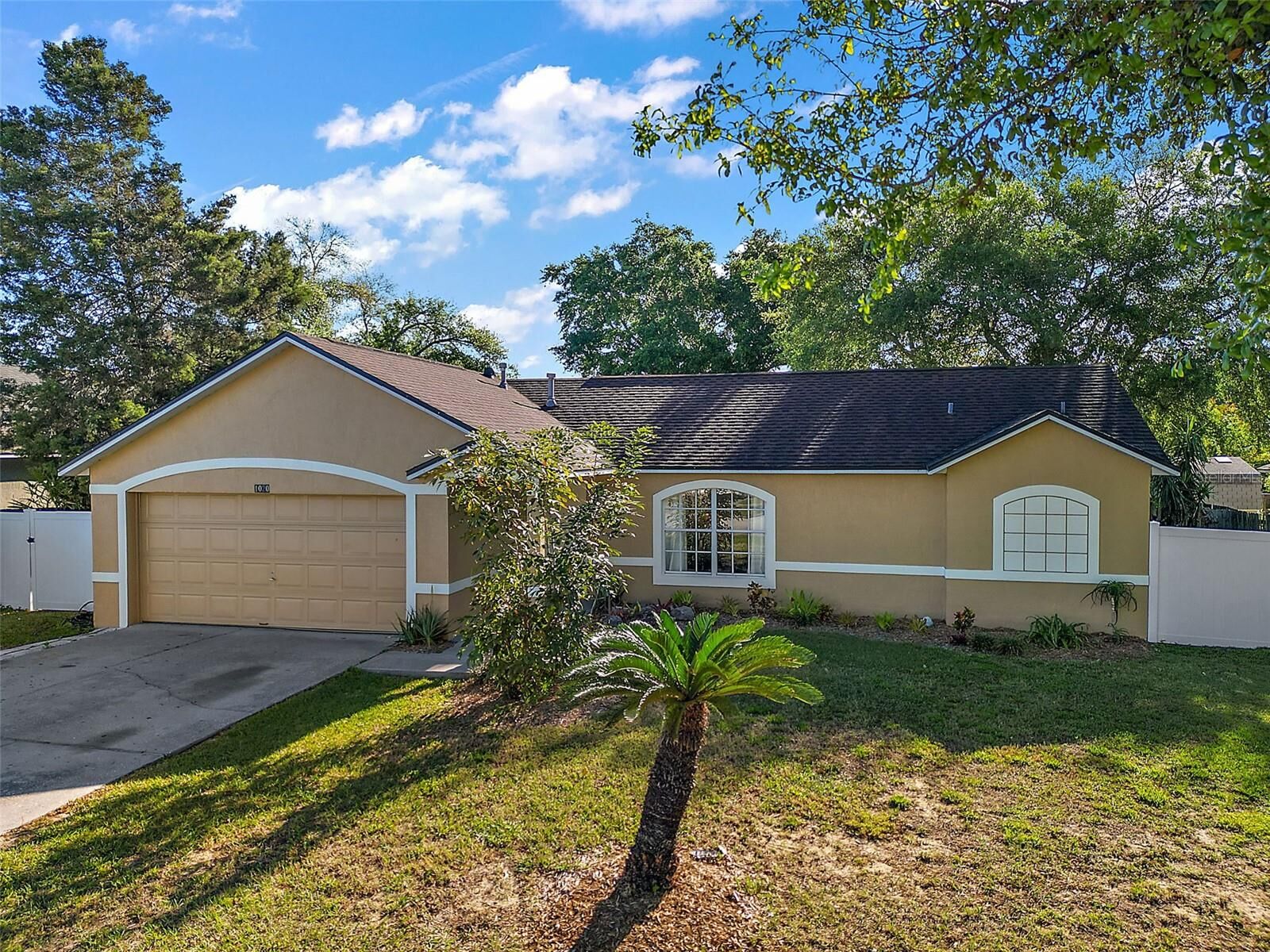 Property Photo: 1020 High Ridge Ct FL 34715