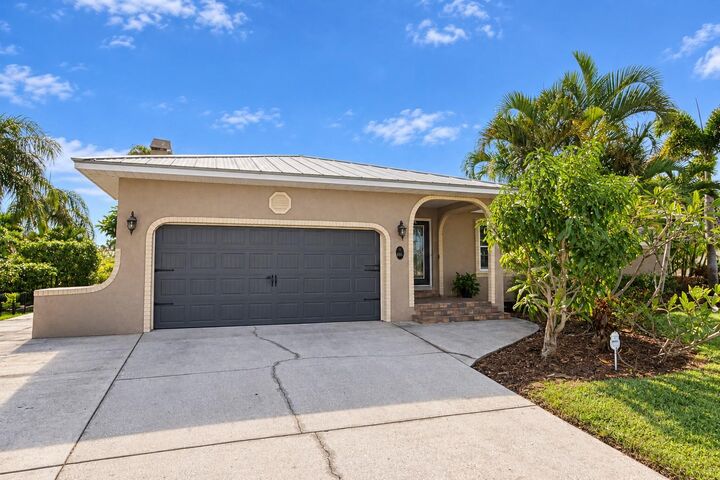 Property Photo:  816 Eagle Lane  FL 33572 