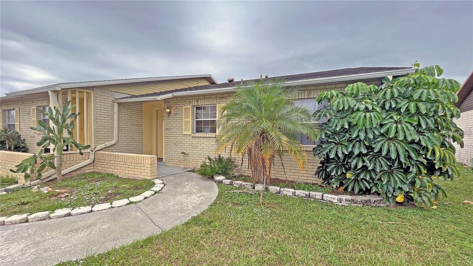 Property Photo:  9509 Fieldview Circle A  FL 33592 