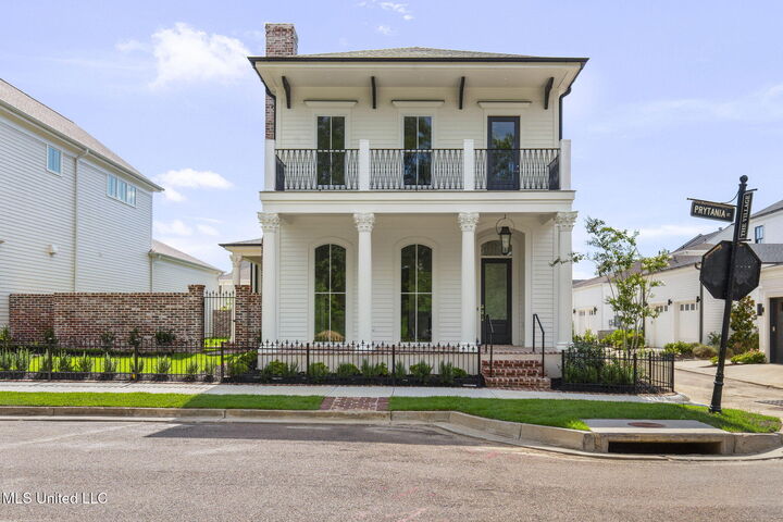 Property Photo: 105 Prytania Street MS 39110
