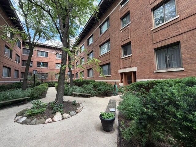 Property Photo: 804 W Lakeside Place 201 IL 60640