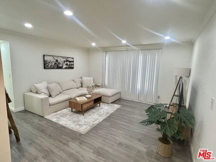 Property Photo: 408 Burchett Street 5 CA 91203