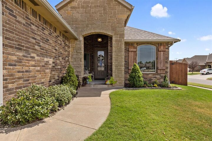 Property Photo: 10916 SW 35th Terrace OK 73099