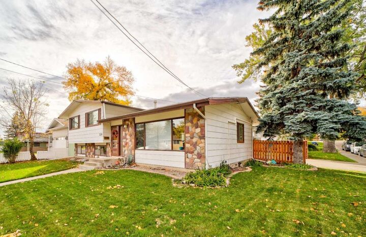 Property Photo:  550 Charlotte Street  AB T0K 1W0 