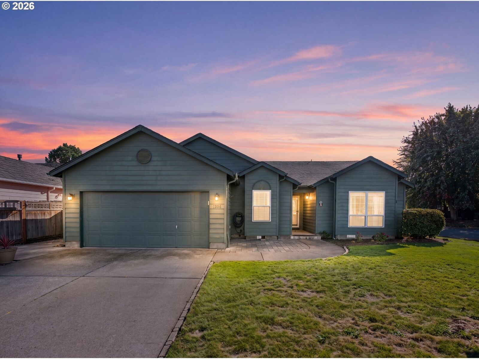 Property Photo: 1526 El Segundo Ave NE OR 97303