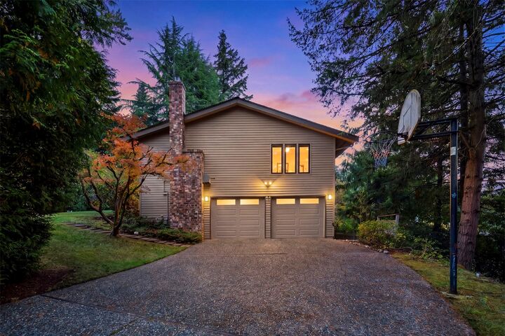 Property Photo:  13233 SE 51st Place  WA 98006 