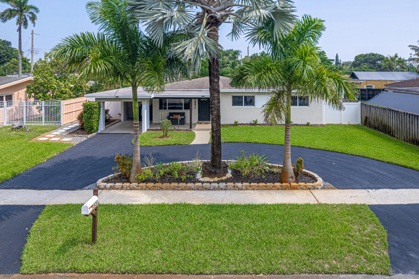 Property Photo: 1530 SW 25th Avenue FL 33312