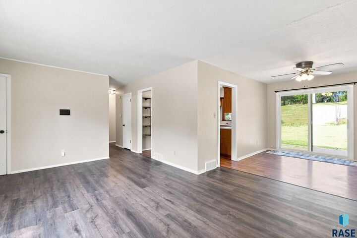 Property Photo:  817 S Foster Ave  SD 57103 