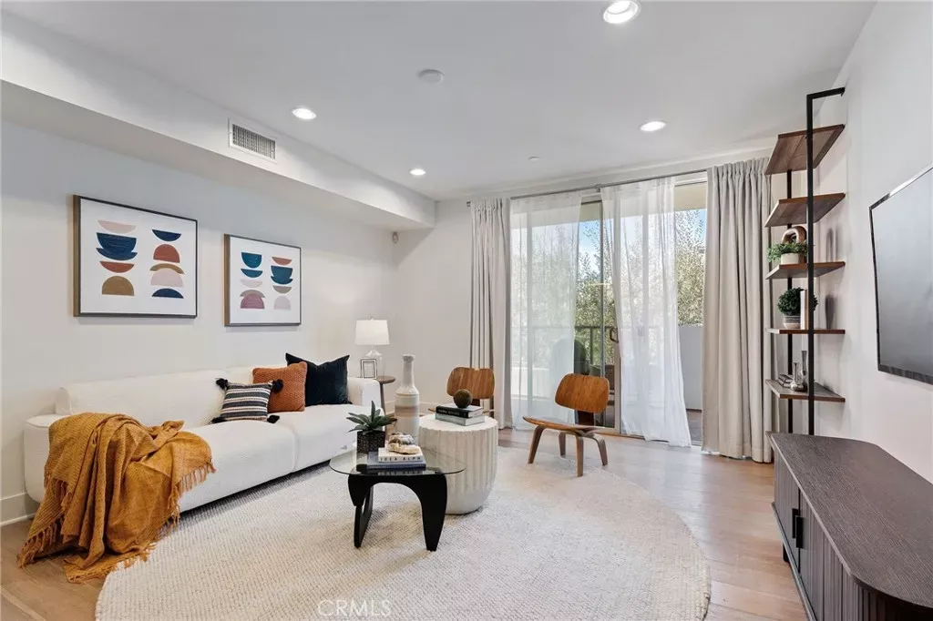Property Photo:  118 N Kings Rd 201  CA 90048 