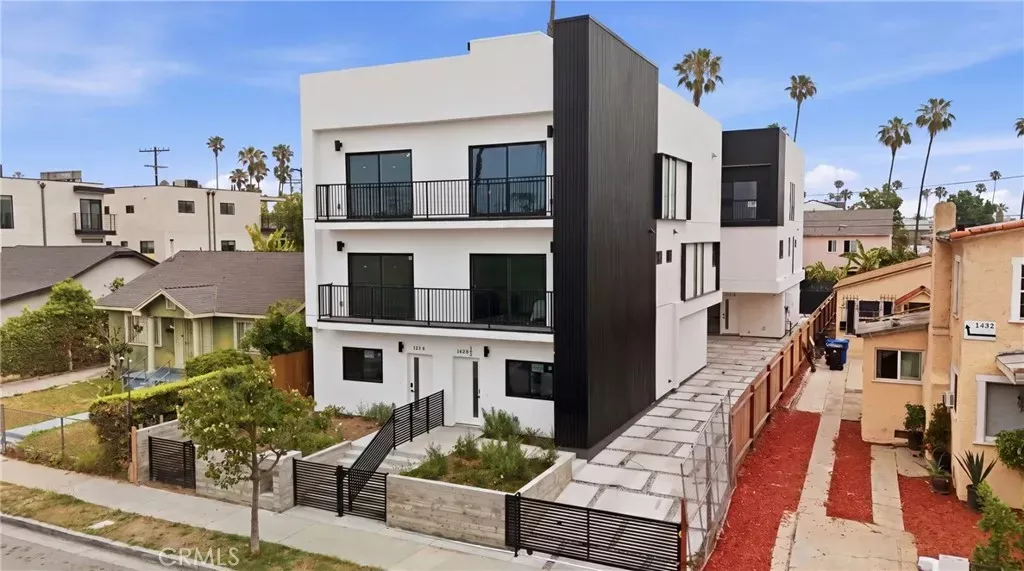 Property Photo:  1430 S Cloverdale Avenue  CA 90019 