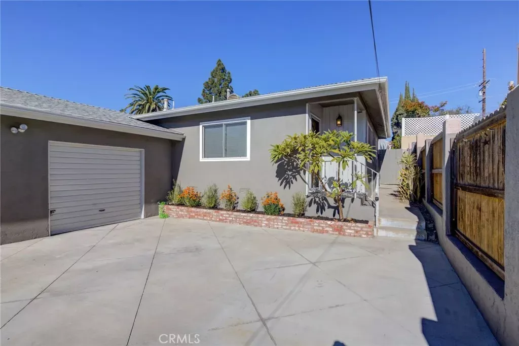 Property Photo:  1913 Huntington Lane B  CA 90278 