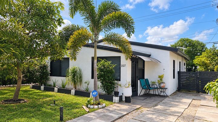 Property Photo: 2727 NE 6th Ln FL 33334