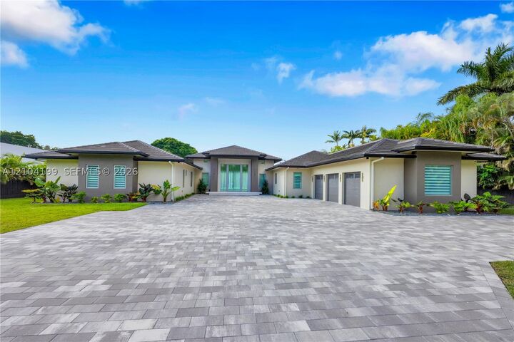 Property Photo: 11240 SW 95th St FL 33176