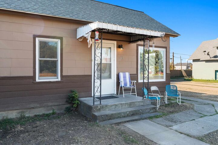 Property Photo:  611 W 4th St  WA 99032 
