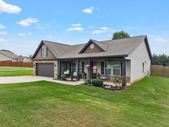 Property Photo: 410 Roys Place SC 29385