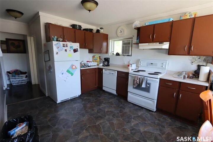 Property Photo:  120 26th Street W  SK S6V 4P9 