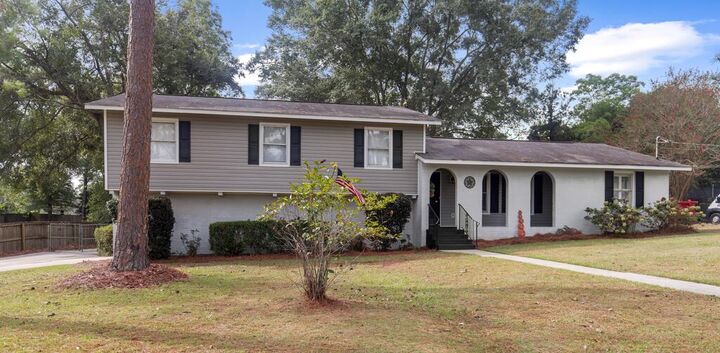 Property Photo: 901 Camelot Ct. AL 36303