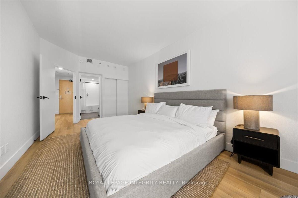 Property Photo: 161 Laurier Avenue W 1017 ON K1P 5J2