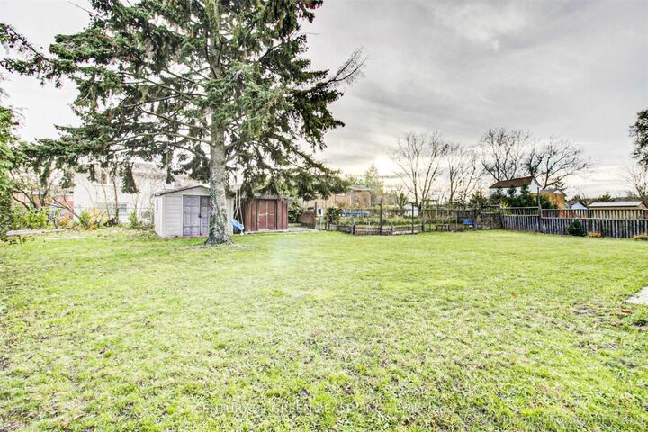 Property Photo: 33 Garvey Crescent Main ON L8K 3W9