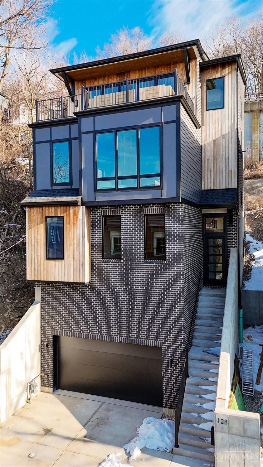 Property Photo: 128 Goethe Street OH 45202