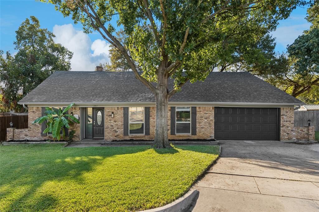 Property Photo: 283 Somerset Circle TX 76022