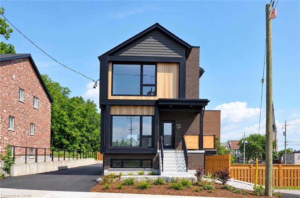 Property Photo:  22 St Andrews Street 1  ON N1S 1M4 