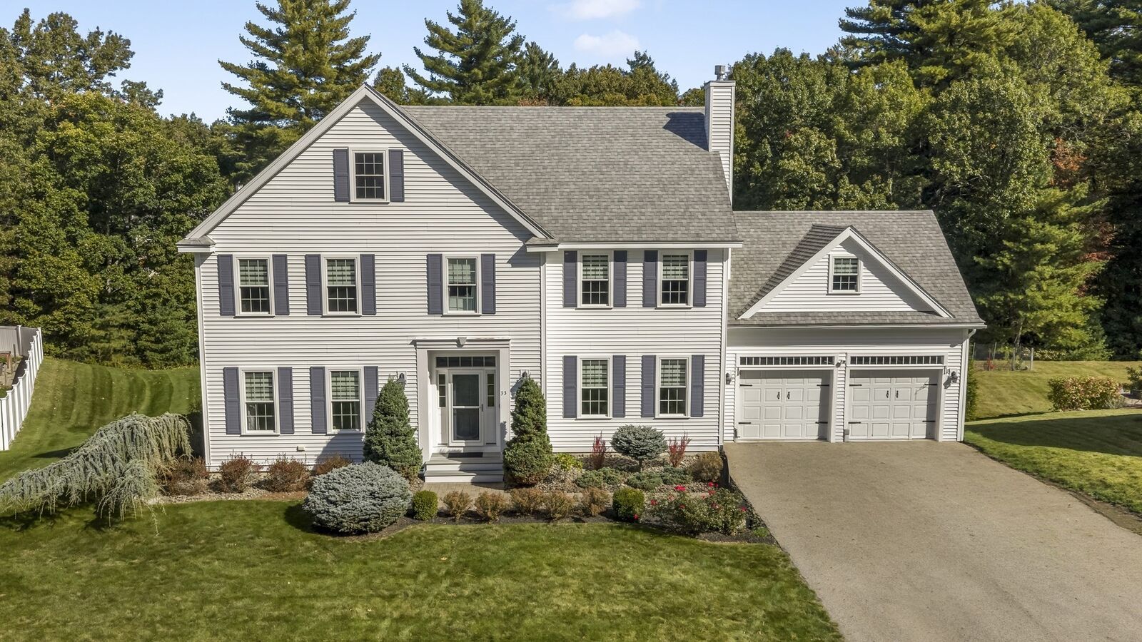Property Photo:  33 Oak Ledge Cir  MA 01969 