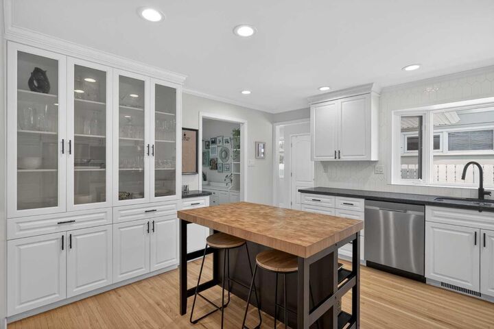 Property Photo:  10704 Maplecrest Road SE  AB T2J 1X9 